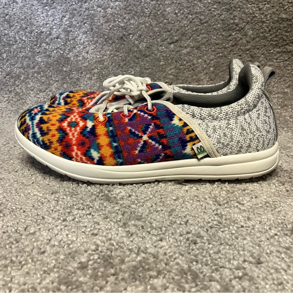 Minnetonka Eco Anew Recycled Women’s Aztec Knit Sneakers Size 8